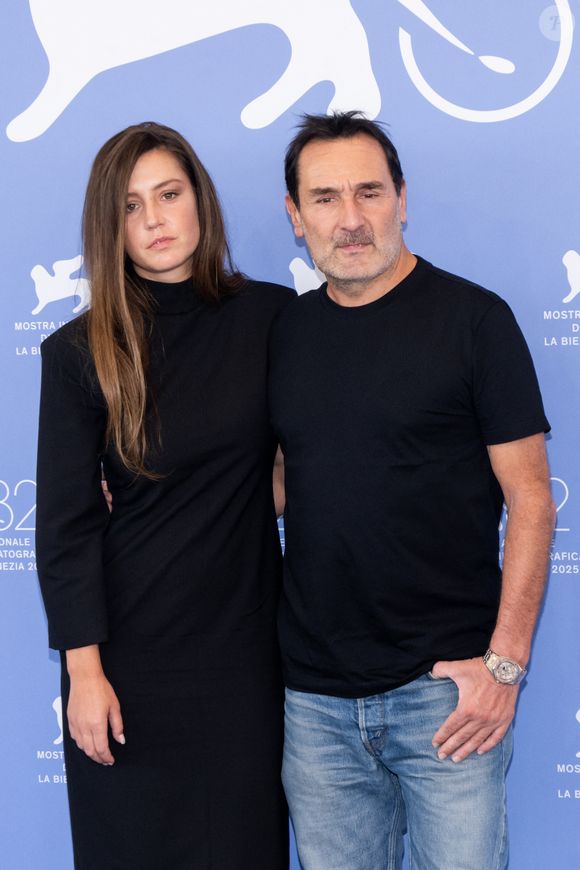 Après "Bac Nord" (2021), "Fumer fait tousser" (2022), "Je verrai toujours vos visages" (2023) et "L'amour ouf" (2024), les deux artistes se retrouvent dans "Chien 51", où ils se donnent vraiment la réplique. Et ça, ce n'était pas banal, pour ces deux amis.

Adèle Exarchopoulos et Gilles Lellouche au photocall du film "Chien 51" lors du 82e Festival International du Film de Venise (La Mostra), Italie, le 6 septembre 2025. © SGP/Bestimage