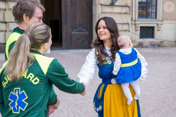 La princesse Sofia "Hellqvist" de Suède et sa fille la princesse Ines lors de l'"Open Castle Day” dans le cadre de la fête nationale de Suède à Stockholm le 6 juin 2025  Dana Press / Bestimage