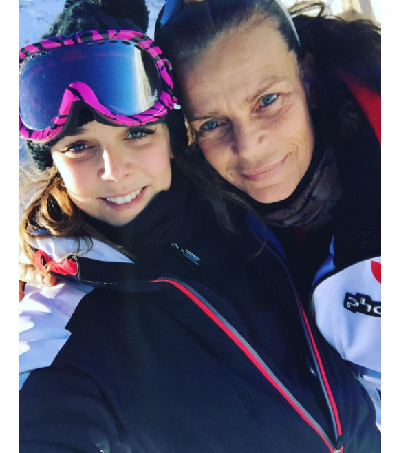 Auron, station de sports d’hiver implantée à 1 600 mètres d’altitude, offre un vaste domaine skiable de 135 kilomètres de pistes et un cadre naturel spectaculaire. 

Pauline Ducruet et la princesse Stéphanie de Monaco au ski à Auron en décembre 2016, photo Instagram