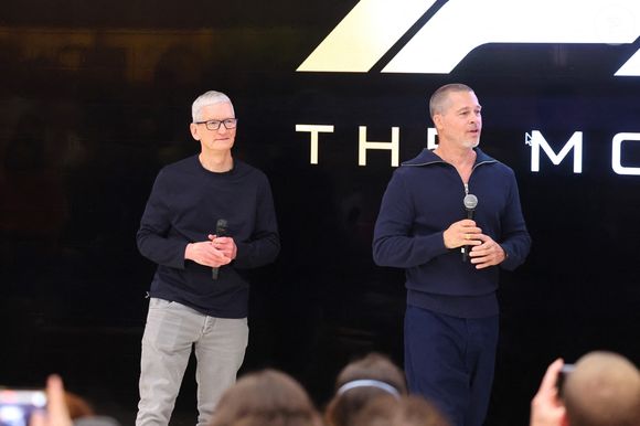 Brad Pitt et Tim Cook font la promotion du nouveau film "F1" lors d'une séance de questions-réponses à l'Apple Store de la 5e Avenue à New York.

Backgrid USA / Bestimage