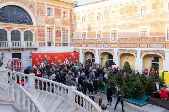 La famille princière de Monaco offre les traditionnels cadeaux de Noël aux enfants monégasques dans la Cour du Palais Princier, le 18 décembre 2024. 
© Olivier Huitel / Pool Monaco / Bestimage