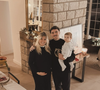 Très proche de sa benjamine, Dominique Tapie a avoué être une mamie gaga de ses petits-enfants.
Sophie Tapie, son mari et leur fils, le 25 décembre 2024 - Capture d'écran Instagram @sophietapie