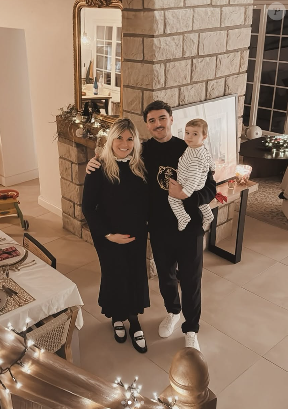 Très proche de sa benjamine, Dominique Tapie a avoué être une mamie gaga de ses petits-enfants. 

Sophie Tapie, son mari et leur fils, le 25 décembre 2024 - Capture d'écran Instagram @sophietapie