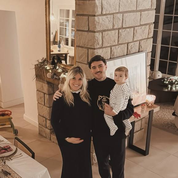 Très proche de sa benjamine, Dominique Tapie a avoué être une mamie gaga de ses petits-enfants. 

Sophie Tapie, son mari et leur fils, le 25 décembre 2024 - Capture d'écran Instagram @sophietapie