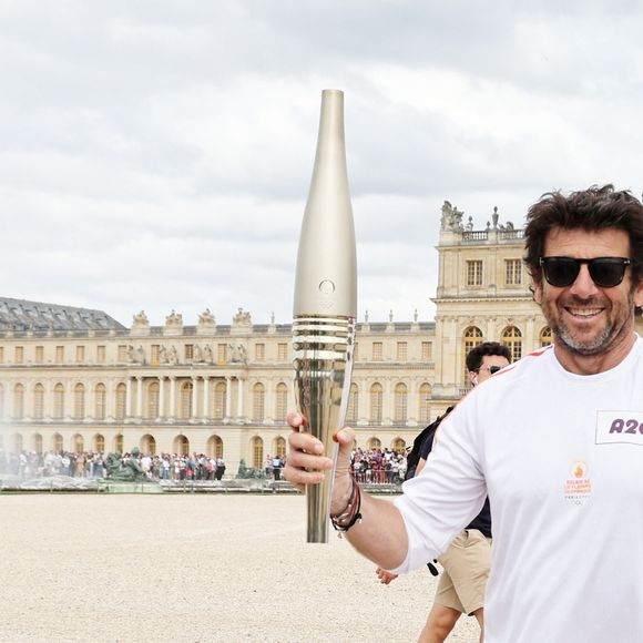 Le chanteur et acteur Patrick Bruel porteur de la flamme olympique des Jeux Olympiques de Paris 2024 (JO) au château de Versailles dans les Yvelines, France, le 23 juillet 2024. © Dominique Jacovides/Bestimage