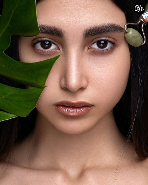 La texture compte également : un crayon suffisamment crémeux pour se travailler facilement, mais doté d'une pointe précise, permettra aussi bien de combler les zones clairsemées que de dessiner de fins traits imitant les poils.

Ahmad Ebadi /Unsplash