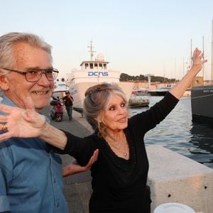 Exclusif - Brigitte Bardot et son mari Bernard d'Ormale avant qu'elle pose avec l'équipage de Brigitte Bardot Sea Shepherd, le célèbre trimaran d'intervention de l'organisation écologiste, sur le port de Saint-Tropez, le 26 septembre 2014 en escale pour 3 jours à deux jours de ses 80 ans. Cela fait au moins dix ans qu'elle n'est pas apparue en public sur le port tropézien.