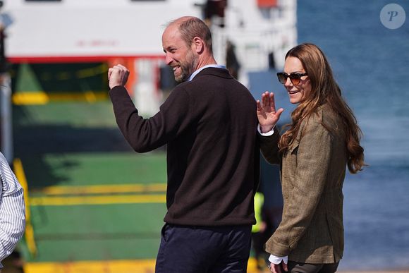 Le prince William et Kate Middleton, connus sous le nom de duc et duchesse de Rothesay lorsqu'ils sont en Écosse, rencontrent les responsables du service public de ferry ainsi que les membres de la communauté qui l'utilisent avant de prendre le ferry pour traverser l'eau jusqu'à l'île d'Iona, le dernier jour de la visite royale sur l'île de Mull, au Royaume-Uni, le 30 avril 2025. Photo par Chown Aaron/PA Photos/ABACAPRESS.COM