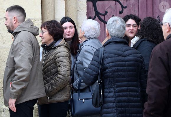 Exclusif - Obsèques de Maïté, la célèbre cuisinière et restauratrice, en présence des ses deux petites-filles Perrine et Camille Ordonez en l'église Saint-Barthélemy de Rion-des-Landes, son village natal le 26 décembre 2024.
Rion-des-Landes a perdu sa plus grande représentante. Maïté est décédée paisiblement, dans la nuit du vendredi 20 au samedi 21 décembre, à l’âge de 86 ans. Retirée des médias depuis près de quinze ans, la fameuse cuisinière – connue notamment pour son émission « La Cuisine des mousquetaires » qui a fait les belles heures des bêtisiers – se reposait au sein de l’Ehpad communal. © Patrick Bernard/Bestimage
