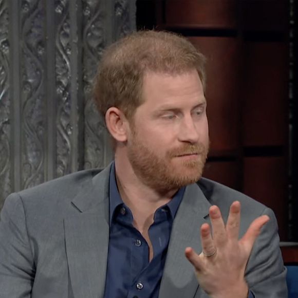 L'époux de Meghan Markle a réalisé un sketch avec Stephen Colbert.

Le prince Harry donne une interview sur le plateau de Stephen Colbert à propos de la vie après la mort. Photo par JLPPA / Bestimage