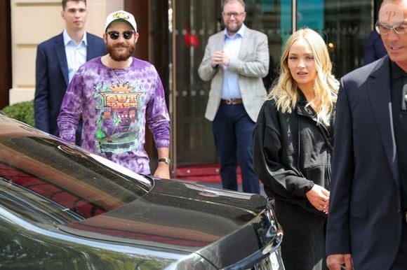 René-Charles Angélil, porte un t-shirt Outkast, et sa compagne Angelique Weckenmann à la sortie de l'hôtel Royal Monceau avant l'ouverture des Jeux Olympiques (JO) Paris 2024 à à Paris, France, le 24 juillet 2024. © Backgrid USA / Bestimage