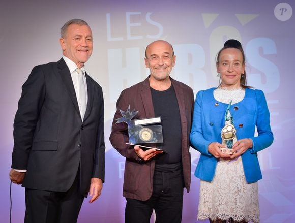 Le Maire de Beausoleil, Gérard Spinelli, Patrick Paroux et Dominique Frot - Remise des prix au Festival Les Héros de la Télé à Beausoleil, France, le 8 octobre 2016. © Michael Alesi/Bestimage