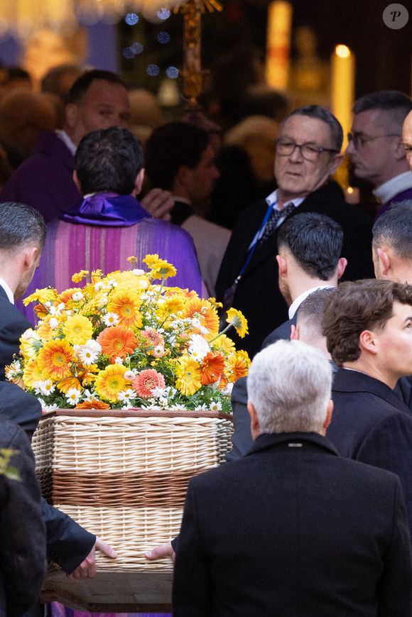 Photo : Nicolas-Jacques Charrier porte le cercueil en osier de sa ...