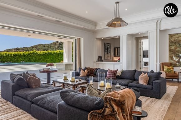 L’ancienne propriété de Ben Affleck et Jennifer Lopez à Beverly Hills s’étend sur près de deux hectares. La résidence compte 12 chambres, 24 salles de bains, une piscine à débordement, un vaste complexe sportif et un garage pouvant accueillir 12 voitures. Crédit photo : Simon Berlyn.