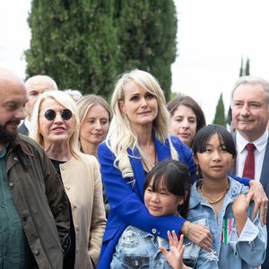Laeticia Hallyday et ses filles Jade et Joy avec Jean-Luc Moudenc (Maire de Toulouse) - Laeticia Hallyday et ses filles Jade et Joy inaugurent une esplanade portant le nom de Johnny Hallyday située en face du Zénith de Toulouse, le 15 juin 2019, date hautement symbolique puisque le rockeur aurait eu 76 ans. Laeticia a fait un discours poignant en hommage à son défunt mari et n'a pu retenir ses larmes face au public. Laeticia porte le pendentif crucifix de Johnny autour du cou. © Frédéric Maligne/Bestimage