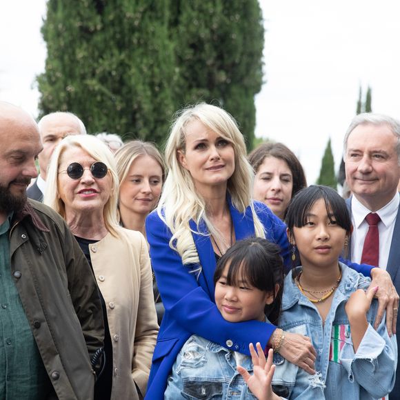 Laeticia Hallyday et ses filles Jade et Joy avec Jean-Luc Moudenc (Maire de Toulouse) - Laeticia Hallyday et ses filles Jade et Joy inaugurent une esplanade portant le nom de Johnny Hallyday située en face du Zénith de Toulouse, le 15 juin 2019, date hautement symbolique puisque le rockeur aurait eu 76 ans. Laeticia a fait un discours poignant en hommage à son défunt mari et n'a pu retenir ses larmes face au public. Laeticia porte le pendentif crucifix de Johnny autour du cou. © Frédéric Maligne/Bestimage