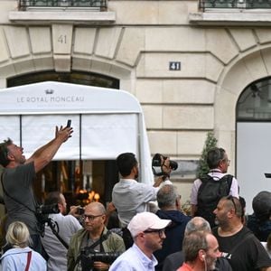 elle fait tout pour répondre aux attentes de ses fans
Céline Dion devant le Royal Monceau à Paris le 3 septembre 2026 © Lionel Urman/PsnewZ/Bestimage