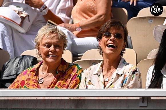 L'actrice Muriel Robin et son épouse Anne Le Nen assistent au match de Moïse Kouamé lors du tournoi de Roland-Garros 2026 à Paris, en France, le 30 mai 2026. Photo de Corinne Dubreuil/ABACAPRESS.COM