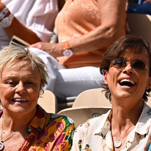 L'actrice Muriel Robin et son épouse Anne Le Nen assistent au match de Moïse Kouamé lors du tournoi de Roland-Garros 2026 à Paris, en France, le 30 mai 2026. Photo de Corinne Dubreuil/ABACAPRESS.COM