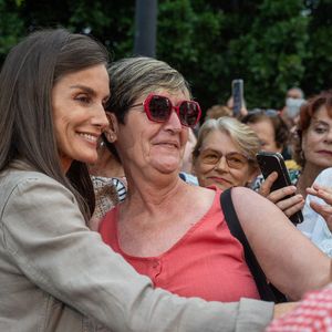 Le roi Felipe VI d'Espagne et la reine Letizia rencontrent des personnes affectées par le volcan Tajogaite pour s'informer sur les travaux de reconstruction de l'île le 6 juin 2025. Europa Press / Bestimage