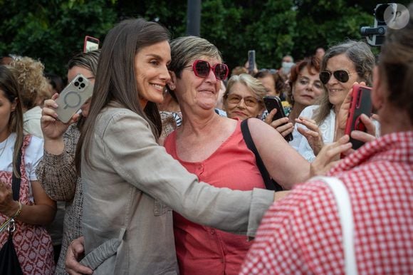Le roi Felipe VI d'Espagne et la reine Letizia rencontrent des personnes affectées par le volcan Tajogaite pour s'informer sur les travaux de reconstruction de l'île le 6 juin 2025. Europa Press / Bestimage