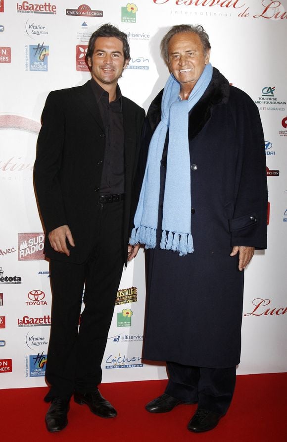 Une autre série, signée Prime Video, reviendra aussi sur les 2Be3 dans Culte.

Filip Nikolic et Roger Hanin lors du 11ème Festival du film de télévision de Luchon à Luchon, France, le 6 février 2009. Photo par Patrick Bernard/ABACAPRESS.COM