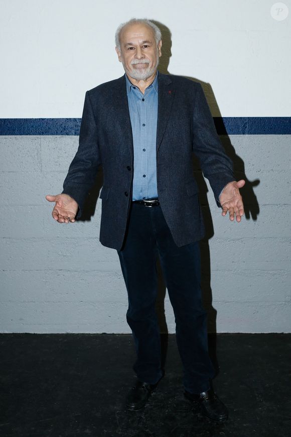 Un très bon investissement puisque la série cartonnait jusqu'à dépasser la chaine France 3 en termes d'audiences le mercredi soir. Interrogé sur le sujet, Francis Perrin avait répondu : "C’est un peu dommage parce qu’on cartonnait sur France 3 et puis maintenant on cartonne sur C8. 

Exclusif - Francis Perrin - Backstage - Enregistrement de l'émission "La boîte à secrets 16", présentée par F.Bollaert et diffusée le 10 mars sur France 3 © Christophe Clovis / Bestimage