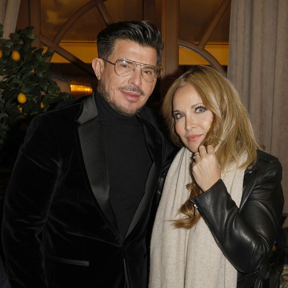Vincent Niclo et Hélène Ségara lors de la vente aux enchères caritative pour fêter Noël au restaurant "La Baia" à Paris, le dimanche 23 novembre 2025.

© Christophe Aubert via Bestimage