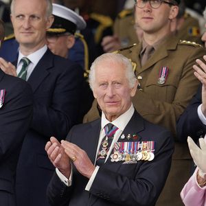 Le prince William de Galles, le roi Charles III d'Angleterre et la reine consort Camilla Parker Bowles - La famille royale d'Angleterre lors des commémorations du 80ème anniversaire du débarquement (D-Day) à Portsmouth. Le 5 juin 2024 © Kin Cheung / Mirrorpix / Bestimage