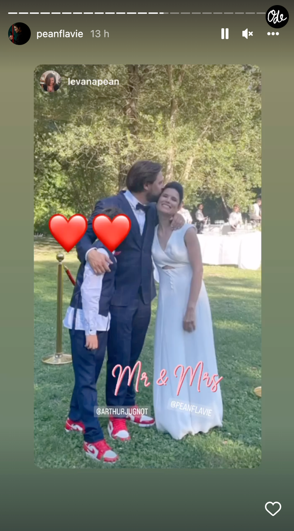 Pour l'occasion, la mariée portait le modèle "Trajan", une robe sculpturale en crêpe lourd et au dos nu spectaculaire signée par la créatrice française Margaux Tardits.

Story Instagram de Flavie Péan, en compagnie de son mari Arthur Jugnot et son fils Célestin né de sa relation avec Cécilia Cara.