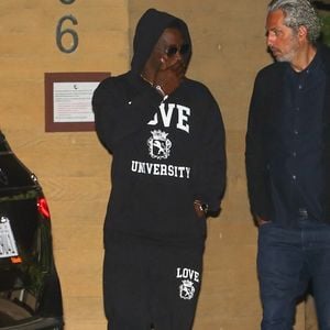 P. Diddy a été condamné à plus de quatre ans de prison (50 mois) pour transport de personnes à fin de prostitution. Il écope également d'une amende de 500 000 dollars, rapporte le New York Times.
P. Diddy va dîner au restaurant "Nobu" à Malibu, le 14 juin 2021. Backgrid USA / Bestimage