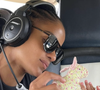 On la découvre à bord d'un hélicoptère, main dans la main avec son bébé.

Capture d'écran d'une publication Instagram de Narah Baptista.