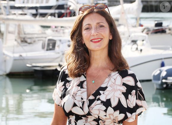 Valérie Karsenti lors du photocall du téléfilm "Lycée Toulouse Lautrec" lors de la 24ème édition du Festival de la Fiction TV de La Rochelle, France, le 15 septembre 2022. © Patrick Bernard/Bestimage