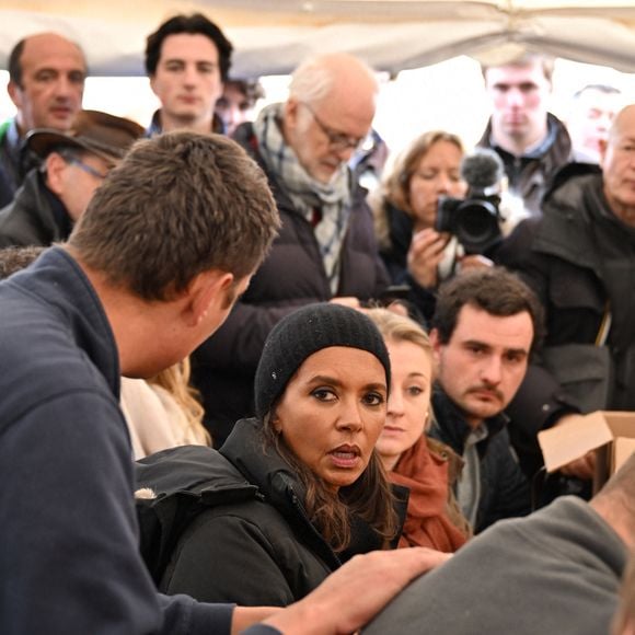 Comme elle l'avait annoncé la semaine dernière, l'animatrice de l'émission "L'amour est dans le pré", Karine Le Marchand, a amené près de 200 croissants aux agriculteurs sur un barrage sur l'autoroute A4 aux portes de Paris, pour leur affirmer son soutien. Le 29 janvier 2024
© Pierre Perusseau - Jeremy Melloul / Bestimage