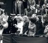 "Mais je vais le vaincre", a-t-il déclaré

Le 27 juin 1974 – Londres, Royaume-Uni – La star suédoise du tennis, Bjorn Borg (à gauche), saute par-dessus une barrière à côté de fans enthousiastes pour accéder au court pour son match de Wimbledon contre l’Australien R. Case. Borg a battu Case lors de leur rencontre du deuxième tour. (Crédit photo : Keystone Press Agency/ZUMA Wire/ZUMAPRESS.com)
