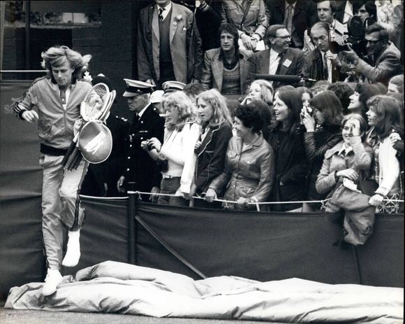 "Mais je vais le vaincre", a-t-il déclaré

Le 27 juin 1974 – Londres, Royaume-Uni – La star suédoise du tennis, Bjorn Borg (à gauche), saute par-dessus une barrière à côté de fans enthousiastes pour accéder au court pour son match de Wimbledon contre l’Australien R. Case. Borg a battu Case lors de leur rencontre du deuxième tour. (Crédit photo : Keystone Press Agency/ZUMA Wire/ZUMAPRESS.com)