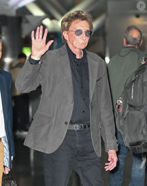Le chanteur est déjà impatient de remonter sur scène, comme il l'explique à ses fans : "Quelque chose me dit que ce week-end de février va être une sacrée fête !"

Exclusif - Barry Manilow arrive à l'aéroport JFK à New York, le 29 mai 2023.

Photo : The ImageDirect / Bestimage