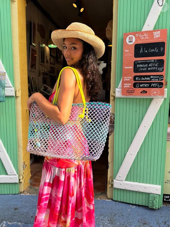 Originaire du François, elle est étudiante en stylisme-modélisme et passionnée de mode et création artistique

Léaline Patry - Miss Martinique 2025 sur Instagram  le 25 août 2025