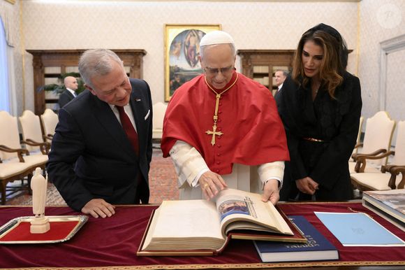 Le Pape, le Roi de Jordanie et son épouse ont eu des discussions importantes.

Le Pape Léon XIV rencontre Abdallah II Roi de Jordanie et son épouse la Reine Rania Al Abdullah au Vatican. Photo par (EV) Vatican media/ABACAPRESS.COM