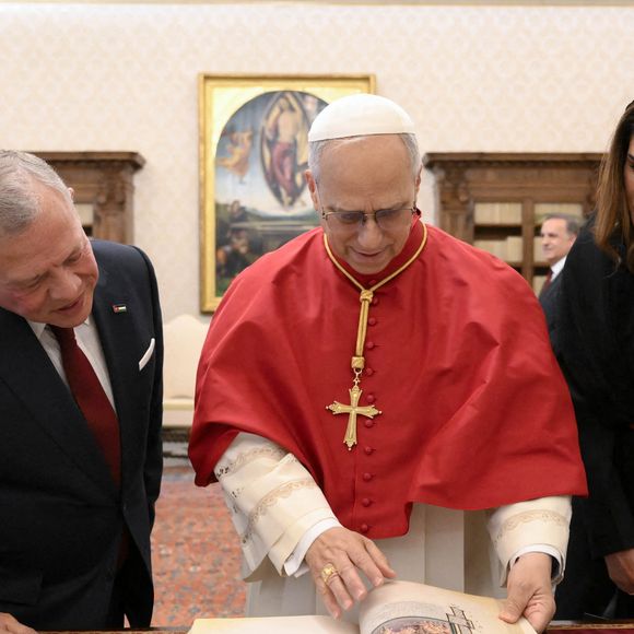 Le Pape, le Roi de Jordanie et son épouse ont eu des discussions importantes.

Le Pape Léon XIV rencontre Abdallah II Roi de Jordanie et son épouse la Reine Rania Al Abdullah au Vatican. Photo par (EV) Vatican media/ABACAPRESS.COM
