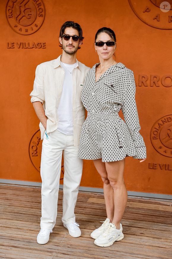 "Et en effet, il n’y avait là que des surfeurs d’un niveau remarquable. Très vite, j’ai commencé à être aspiré au large avec ma planche. Peu à peu, je n’arrivais plus à revenir…".

Pierre Niney et sa compagne Natasha Andrews au village lors des Internationaux de France de Tennis de Roland Garros 2025, à Paris, France, le 8 juin 2025. © Cyril Moreau/Bestimage