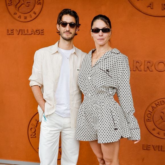 "Et en effet, il n’y avait là que des surfeurs d’un niveau remarquable. Très vite, j’ai commencé à être aspiré au large avec ma planche. Peu à peu, je n’arrivais plus à revenir…".

Pierre Niney et sa compagne Natasha Andrews au village lors des Internationaux de France de Tennis de Roland Garros 2025, à Paris, France, le 8 juin 2025. © Cyril Moreau/Bestimage