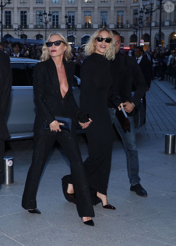 ainsi que Rita Ora et Kate Moss qui ont fait une entrée spectaculaire en arrivant main dans la main au défilé de mode dévoilant la collection printemps/été 2026.

Kate Moss et Rita Ora arrivent au défilé Tom Ford Collection Femme Prêt-à-Porter Printemps/Eté 2026 lors de la Fashion Week de Paris (PFW) a Paris, France, le 1 Octobre 2025. 
© Denis Guignebourg/Bestimage