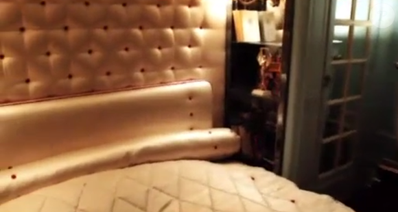 Visite guidée de l'appartement de Thierry Ardisson, situé au 214 rue de Rivoli dans le 1er arrondissement de Paris.