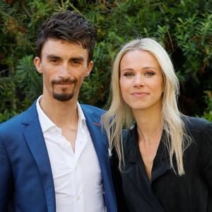 Etant l'un des cyclistes les plus célèbres de France, Julian Alaphilippe peut constamment compter sur le précieux soutien de sa compagne Marion Rousse !

Exclusif - les coureurs cyclistes Julian Alaphilippe et sa compagne Marion Rousse - Arrivées de l'émission "Vivement Dimanche" qui sera diffusée au Studio Gabriel à Paris, France © Christophe Clovis / Bestimage