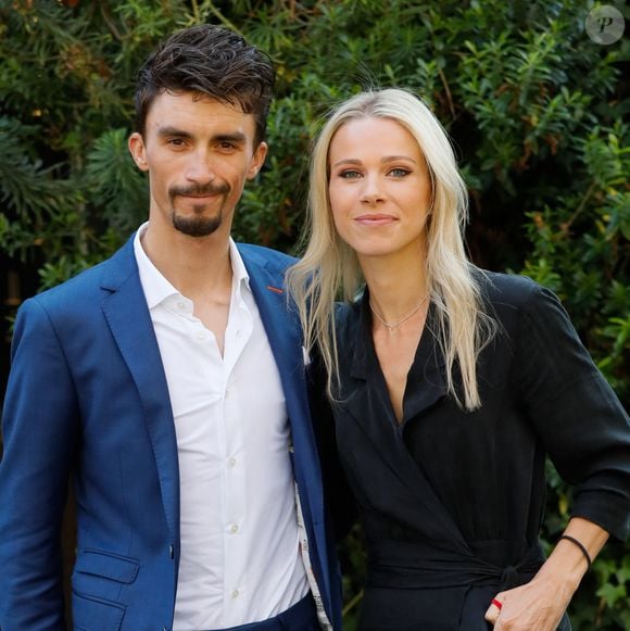Etant l'un des cyclistes les plus célèbres de France, Julian Alaphilippe peut constamment compter sur le précieux soutien de sa compagne Marion Rousse !
Exclusif - les coureurs cyclistes Julian Alaphilippe et sa compagne Marion Rousse - Arrivées de l'émission "Vivement Dimanche" qui sera diffusée au Studio Gabriel à Paris, France © Christophe Clovis / Bestimage