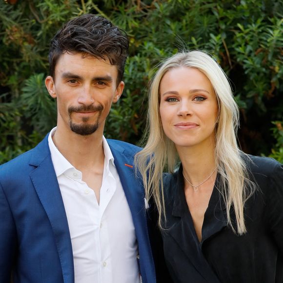 Etant l'un des cyclistes les plus célèbres de France, Julian Alaphilippe peut constamment compter sur le précieux soutien de sa compagne Marion Rousse !

Exclusif - les coureurs cyclistes Julian Alaphilippe et sa compagne Marion Rousse - Arrivées de l'émission "Vivement Dimanche" qui sera diffusée au Studio Gabriel à Paris, France © Christophe Clovis / Bestimage