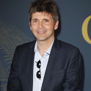 Thomas Sotto - Soirée de gala "Coeur Central" au profit de Terre d'Impact fonds de dotation de la FFT et de l'association Fête le Mur sur le Court Central Philippe Chatrier à Roland Garros, Paris le 5 juillet 2022. © Marc Ausset-Lacroix/Bestimage