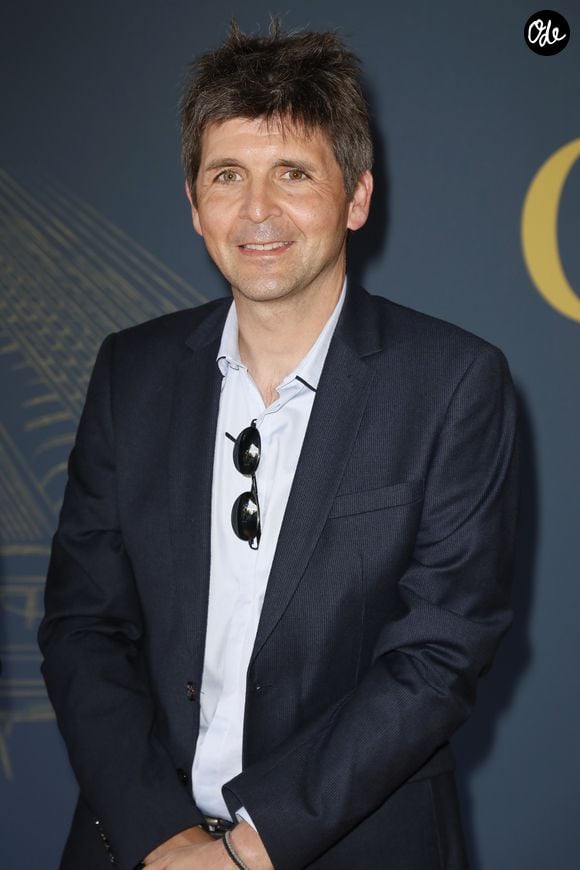 Thomas Sotto - Soirée de gala "Coeur Central" au profit de Terre d'Impact fonds de dotation de la FFT et de l'association Fête le Mur sur le Court Central Philippe Chatrier à Roland Garros, Paris le 5 juillet 2022. © Marc Ausset-Lacroix/Bestimage