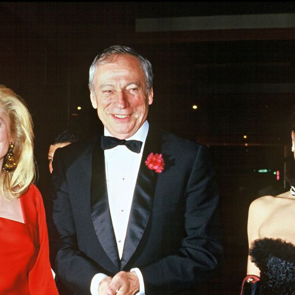 Yves Montand président du jury du festival de Cannes accompagné de son épouse Carole Amiel et de Catherine Deneuve en 1987. Crédit Angeli-Rindoff / Bestimage